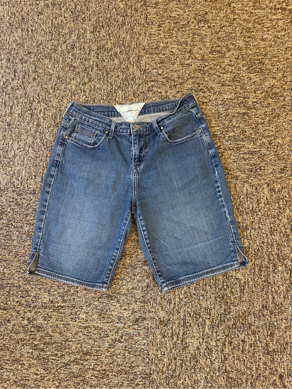 Vintage Levi's Women's Dark Blue Denim Size 8 Bermuda Shorts